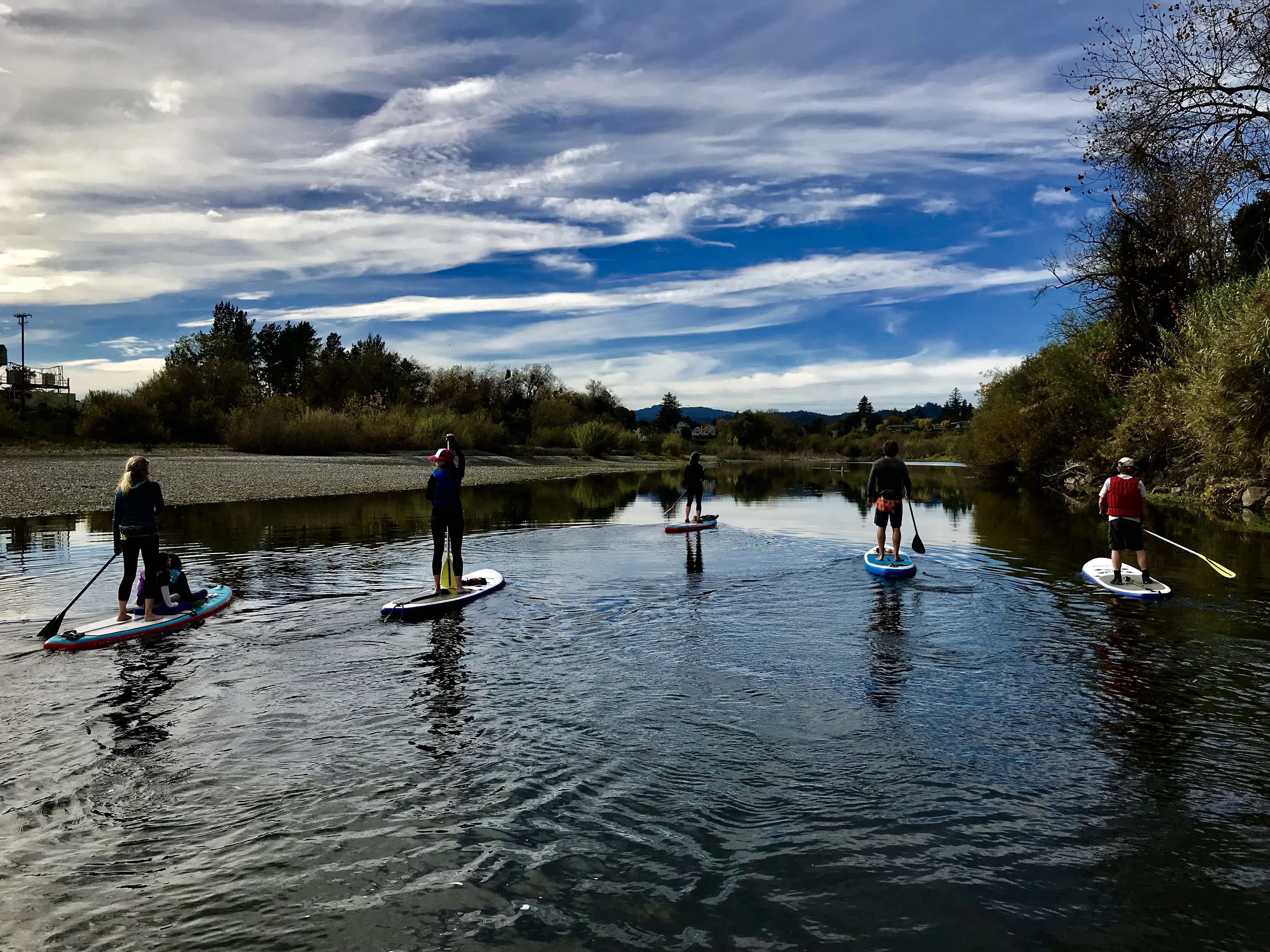 A big group during a paddleboarding tour